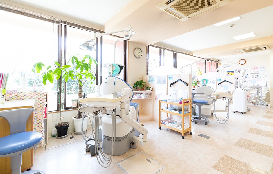 ①外観②待合室③診療室