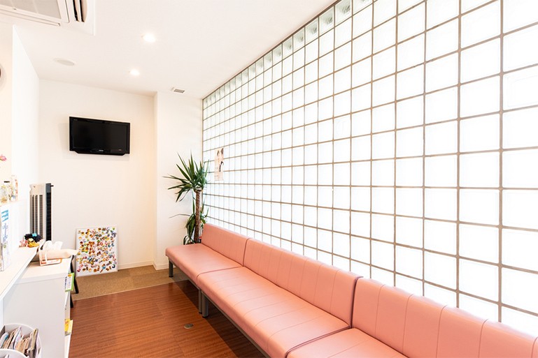 ①外観②待合室③診療室