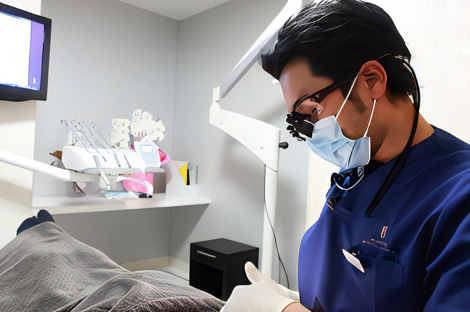 拡大鏡を用いた精密治療