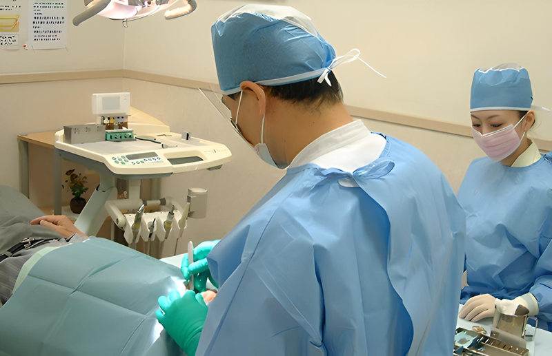 口腔外科医の専門技術を活かした骨造成とインプラント治療