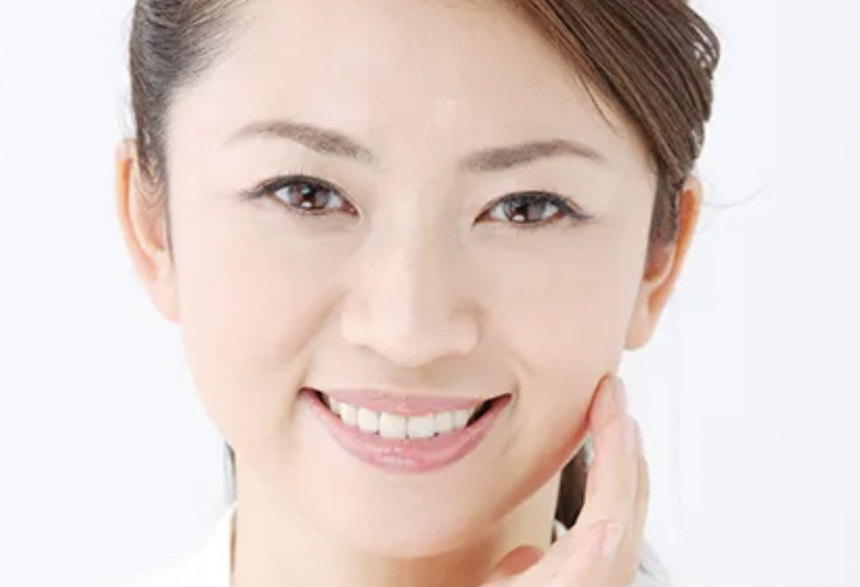 「セラミック治療」「ホワイトニング」で審美治療を行います