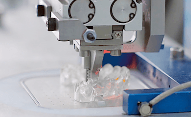 マウスピース矯正：コンピューター技術を用いて 3次元的に歯の動きを計算し装置を製作します