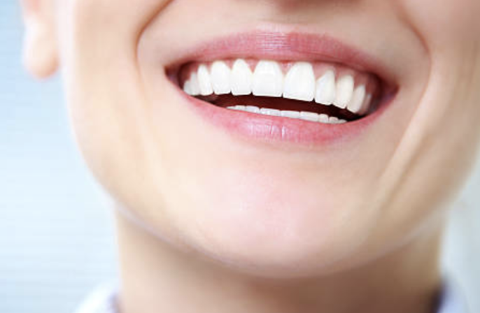 成長期のお子様の顎の発育を考慮した矯正治療から、大人の方の目立ちにくい矯正まで、幅広い選択肢を提供しています