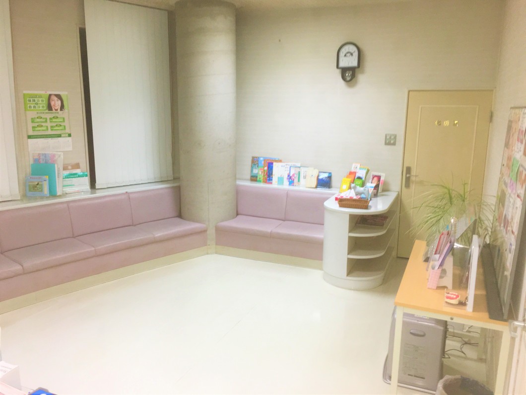 ①医院外観②待合室③デジタルレントゲン完備