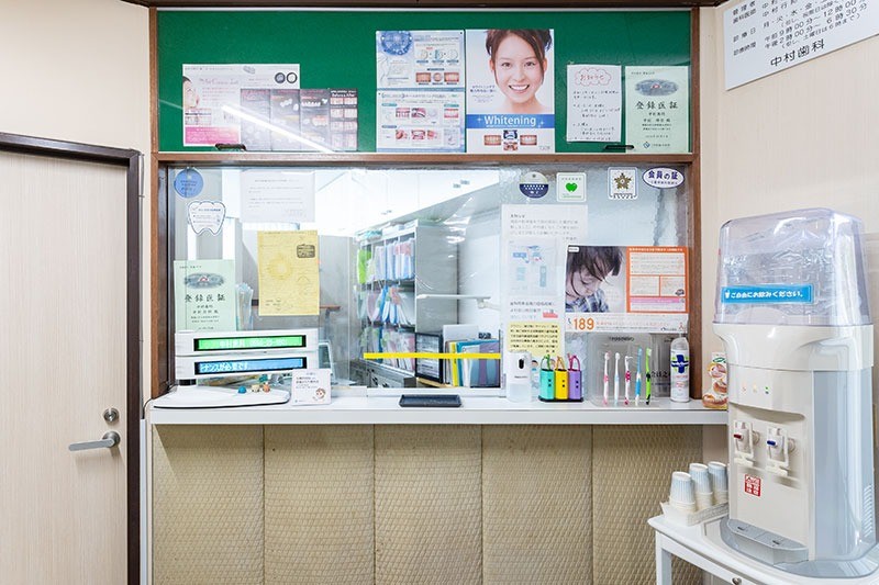 ①クリニック外観　②受付　③待合室