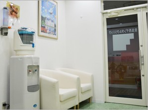 ①クリニック入口②待合室③診療室