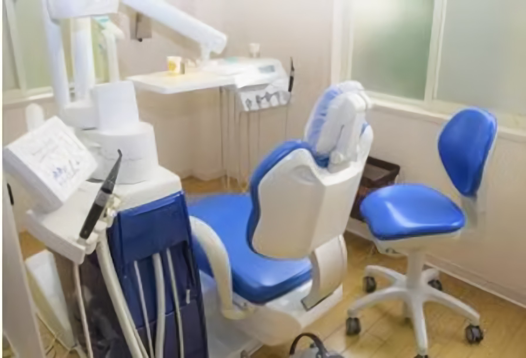 ①診察台②受付③待合室