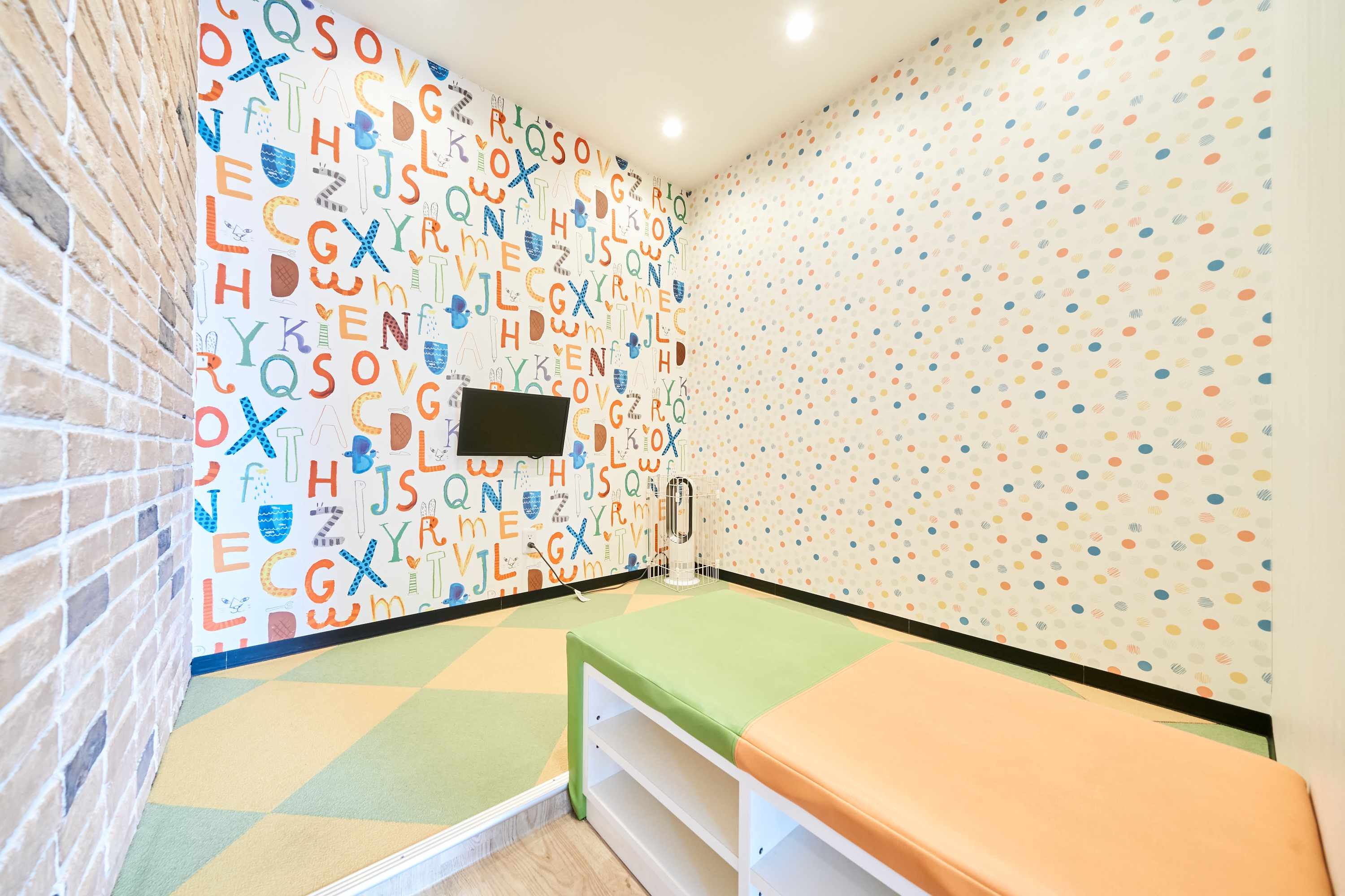 ①受付・待合室②個室診療室③キッズスペース