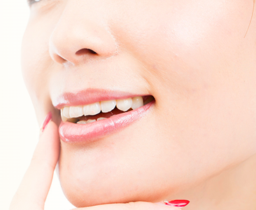 患者様一人一人に最適な治療計画を提案し、最大で1時間程度で審美治療を実施できるよう努めています。