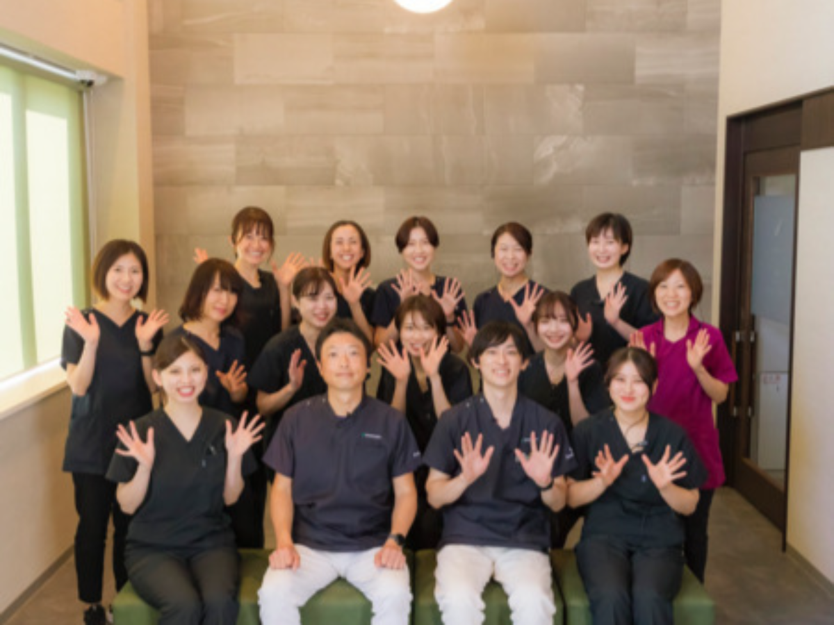 ①医院外観②診療室③スタッフ集合写真