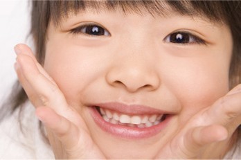 前歯が永久歯に生え変わる頃は、お子様の歯並びをチェックする大切なタイミングです