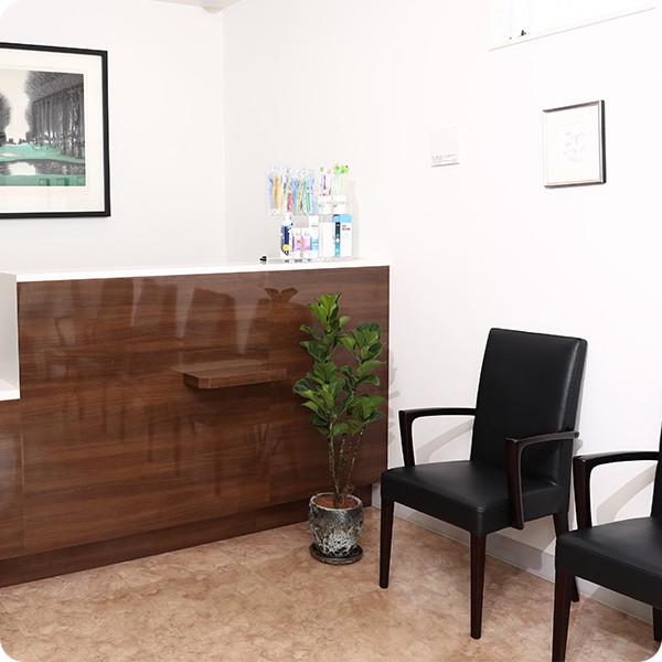 ①医院外観 ②受付 ③診療室内待合室