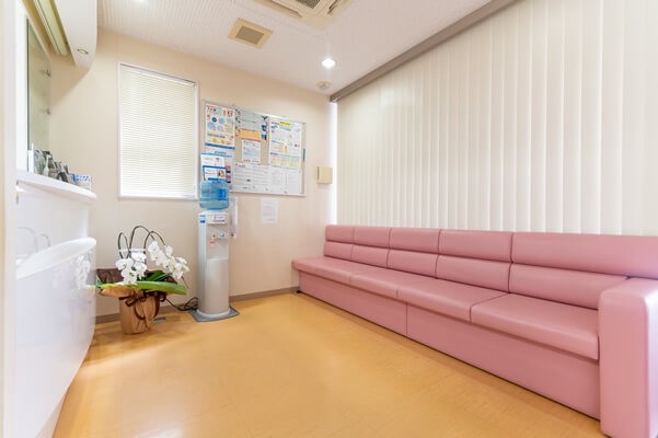 ①医院外観②受付③待合室