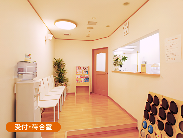①診療スペース②外観③待合室