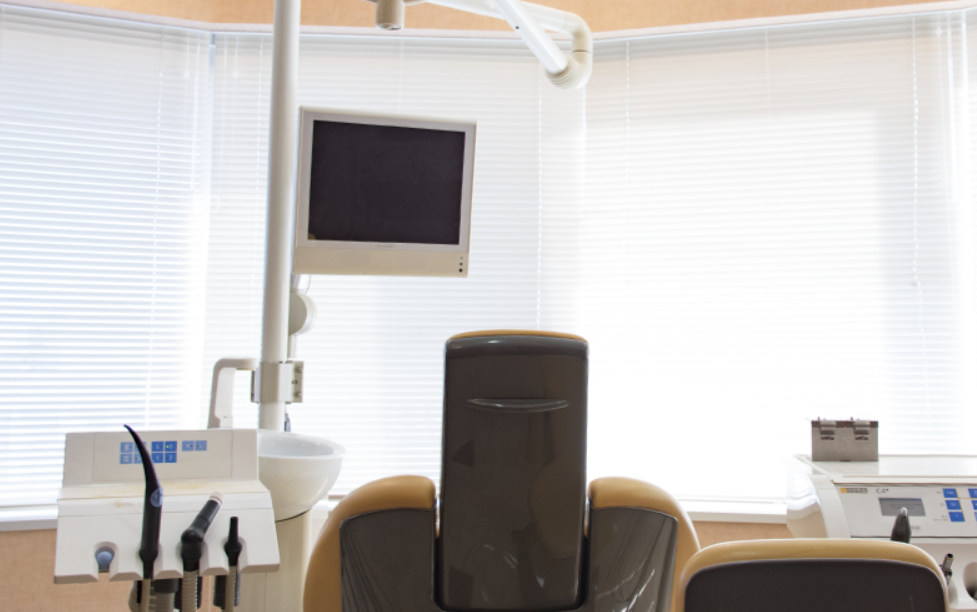 ①駅近くで通いやすい立地です②診療室③診療チェア