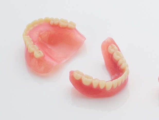 保険診療から保険外診療まで幅広い選択肢を用意し、患者様一人ひとりのお口の状態やご希望に合わせた義歯の提案を行うことが可能です