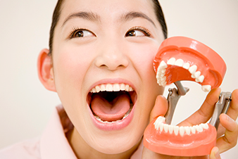 個々の口腔状態に合わせた設計と定期的な調整で生活の質を向上