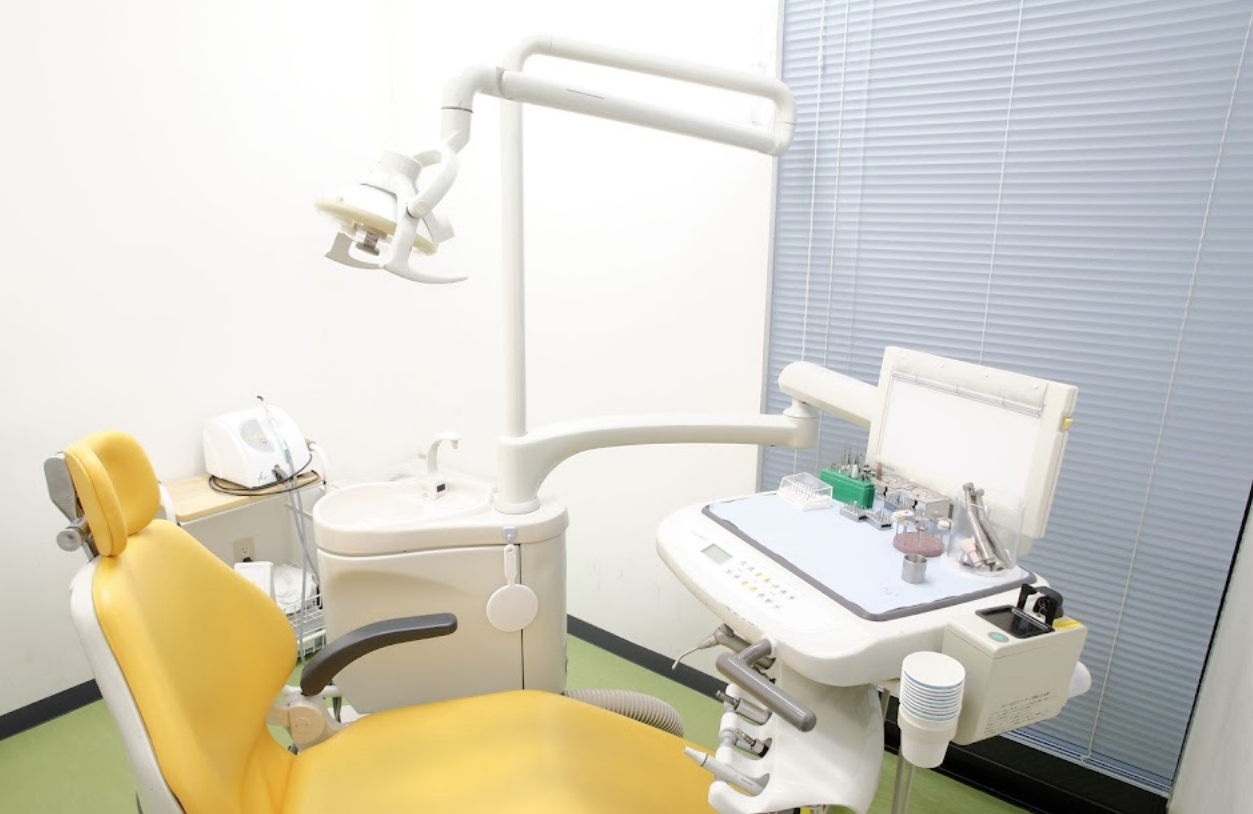 ①クリニック受付　②待合室　③診察チェア