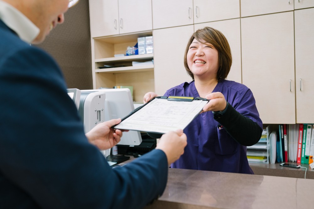 ①診療風景 ②受付 ③診療室