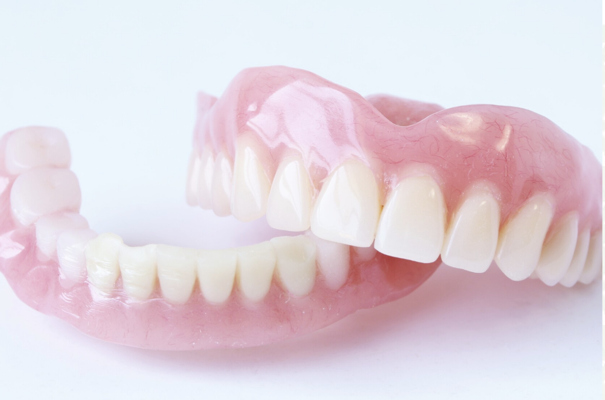 患者様それぞれのお悩みに対応し、快適で使いやすい入れ歯を提供しています