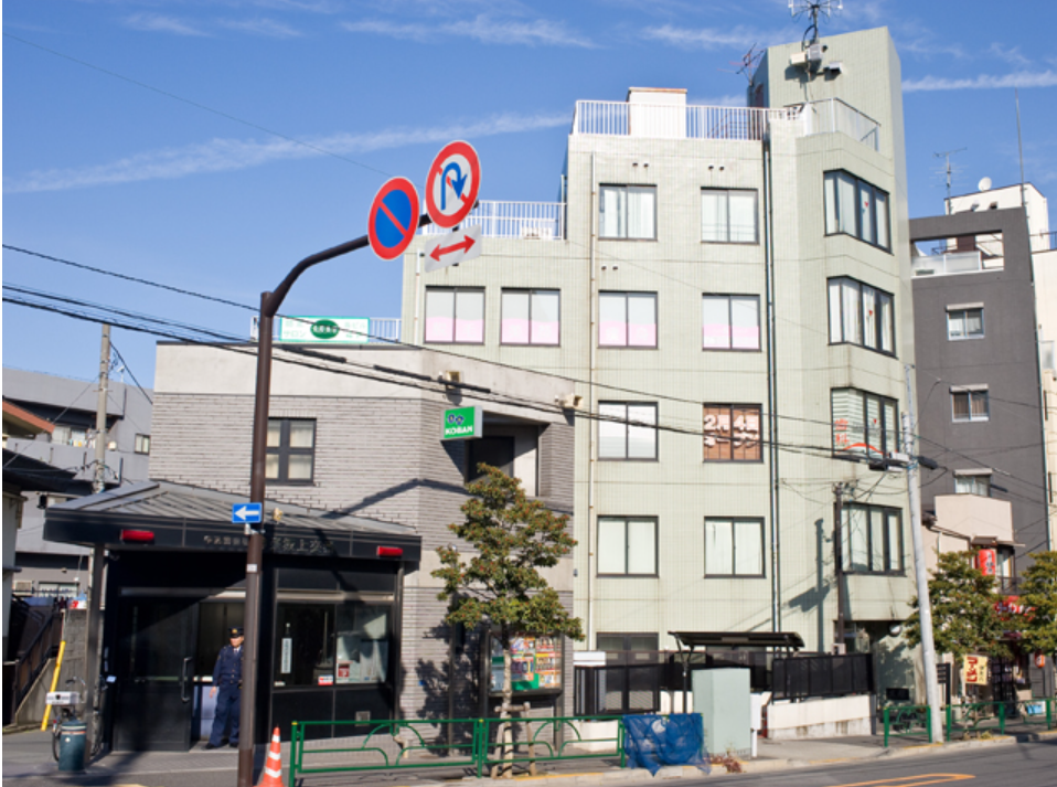 ①クリニック外観　②受付　③待合室