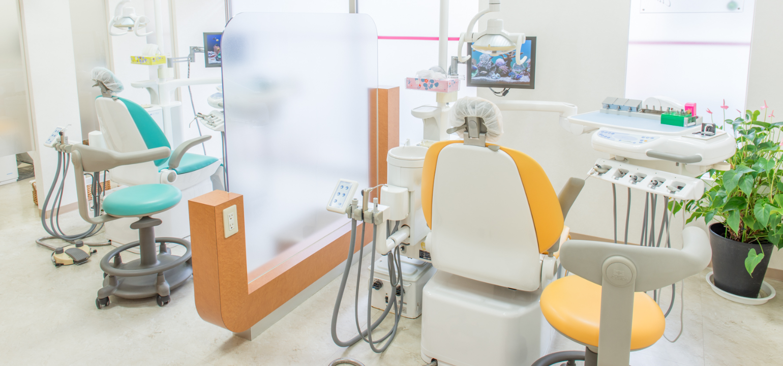 ①診療室、②外観、③入れ歯治療も