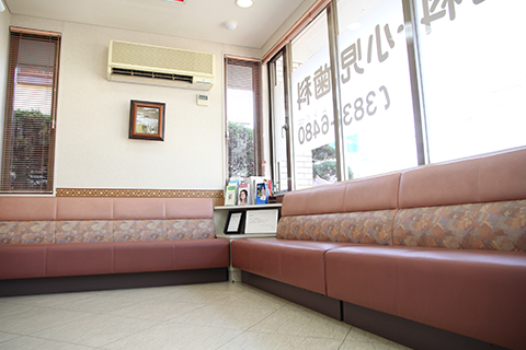 【JR日豊本線 下曽根駅より徒歩10分】口元を美しくする審美治療や失った歯を取り戻す補綴治療を得意とする「しらゆりデンタルクリニック」