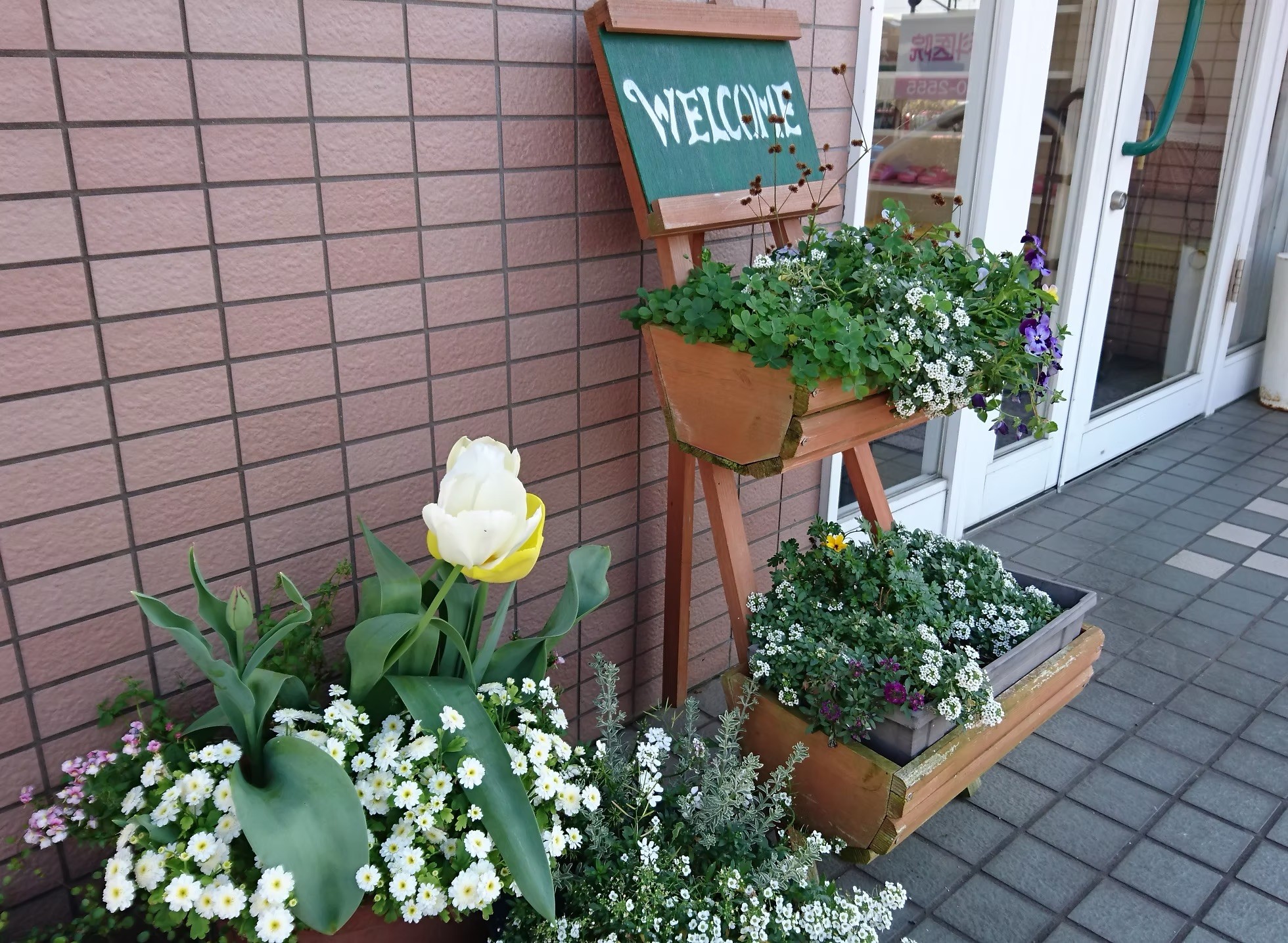 ①医院外観②受付③玄関