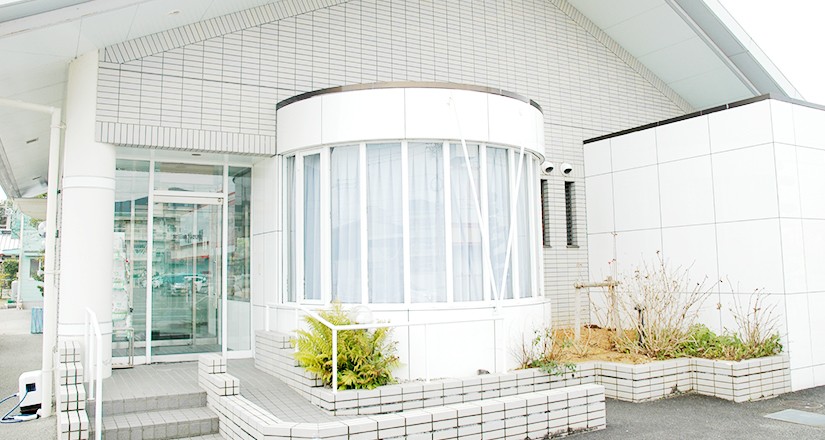 ①医院外観②受付③待合室