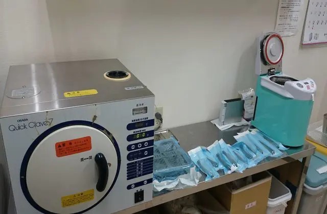 大きな機器から小機器まで全て滅菌処理を行っています