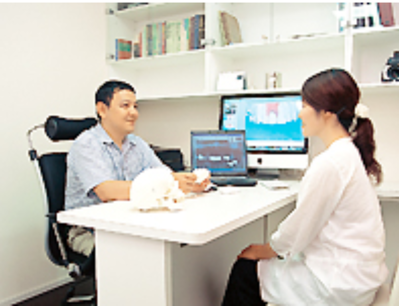 パソコンのアニメーションを使用して、治療方法や今後のケア方法を分かりやすく説明します。