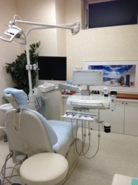 ①駅からのアクセス良好です②受付③診療室