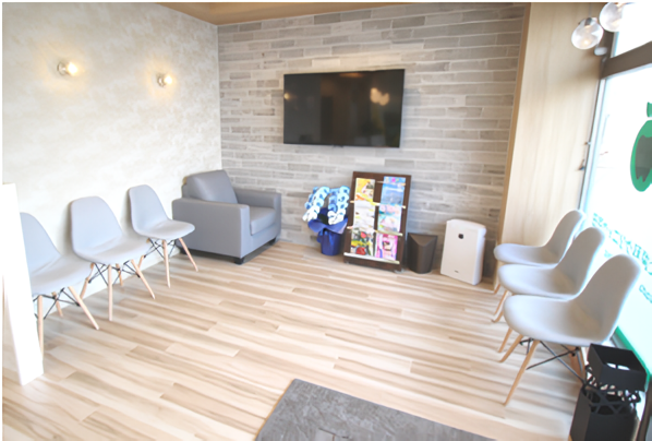 ①クリニック外観　②受付　③待合室