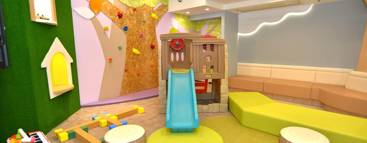 お子様向けの矯正装置には、それぞれ利点、リスクや副作用もあります