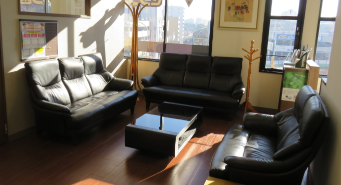 ①外観②受付③待合スペース