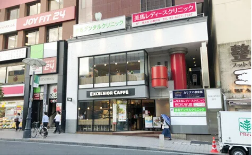 ①外観②待合室③診療室