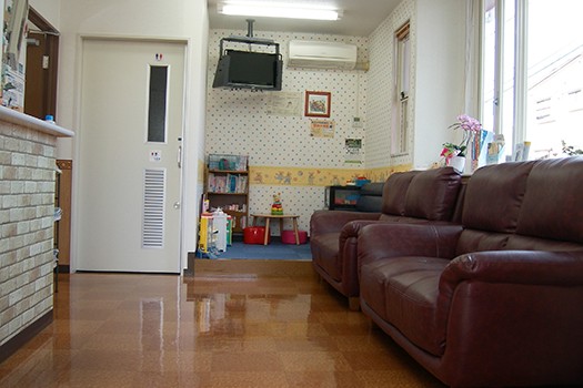 ①診療室からの景色②待合室③スリッパは都度紫外線で滅菌・消毒