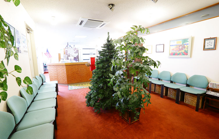 ①クリニック外観②待合室③診察室