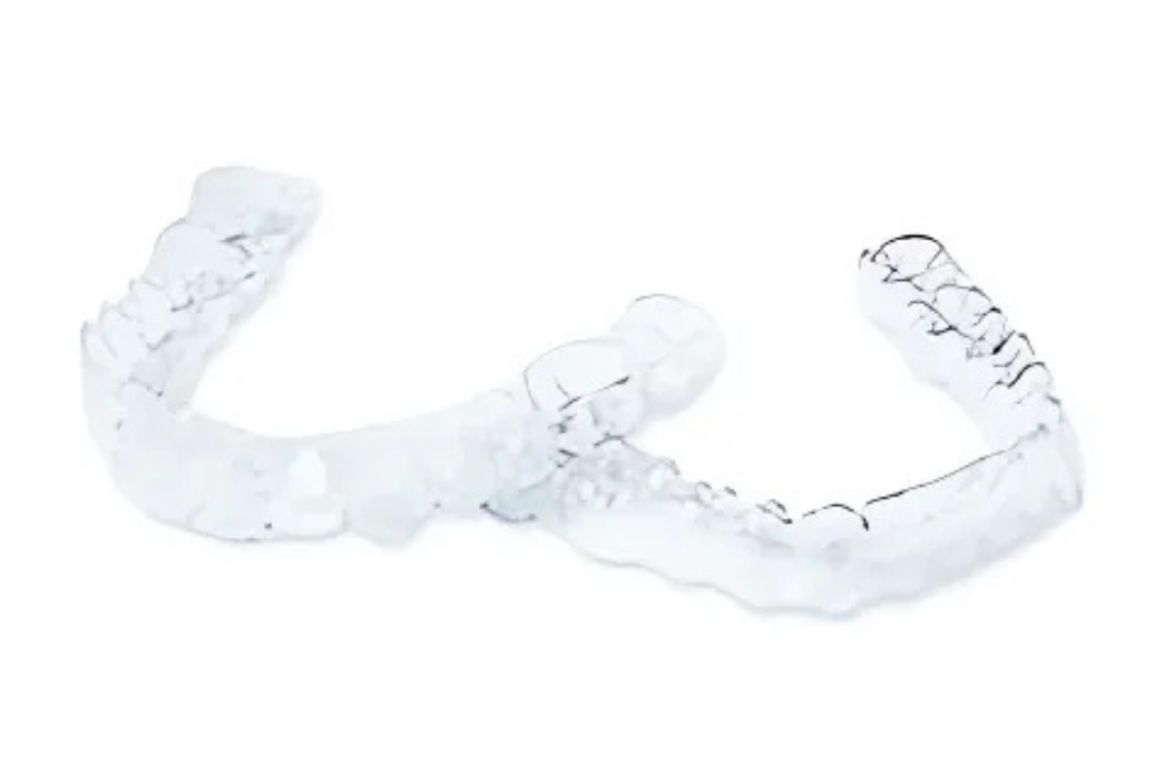 透明なマウスピースタイプの矯正装置もあります