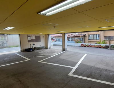 院の一階に駐車場がございます