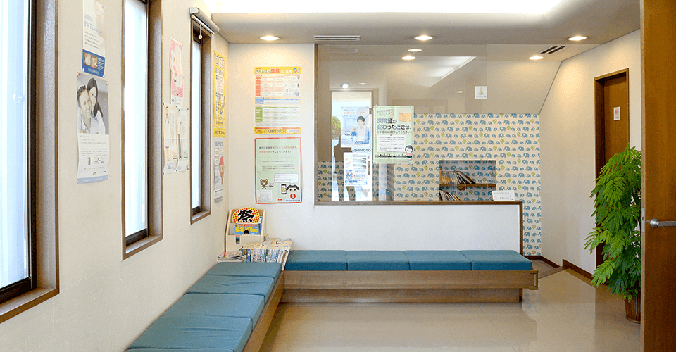 ①玄関②待合室③駅側から見た外観