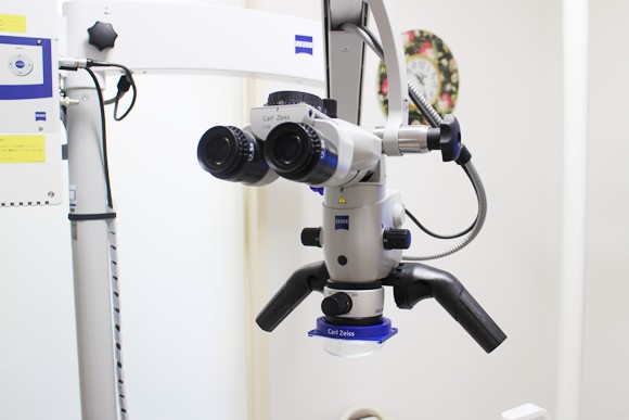 マイクロスコープにより患部を高倍率で確認できます