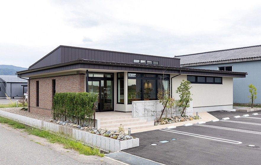 ①外観②受付③診療室