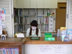 ①クリニック外観②玄関③受付
