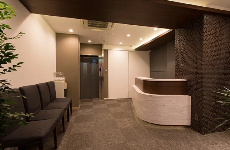 ①外観 ②受付 ③診療室