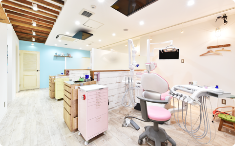 ①外観②待合室③診療室