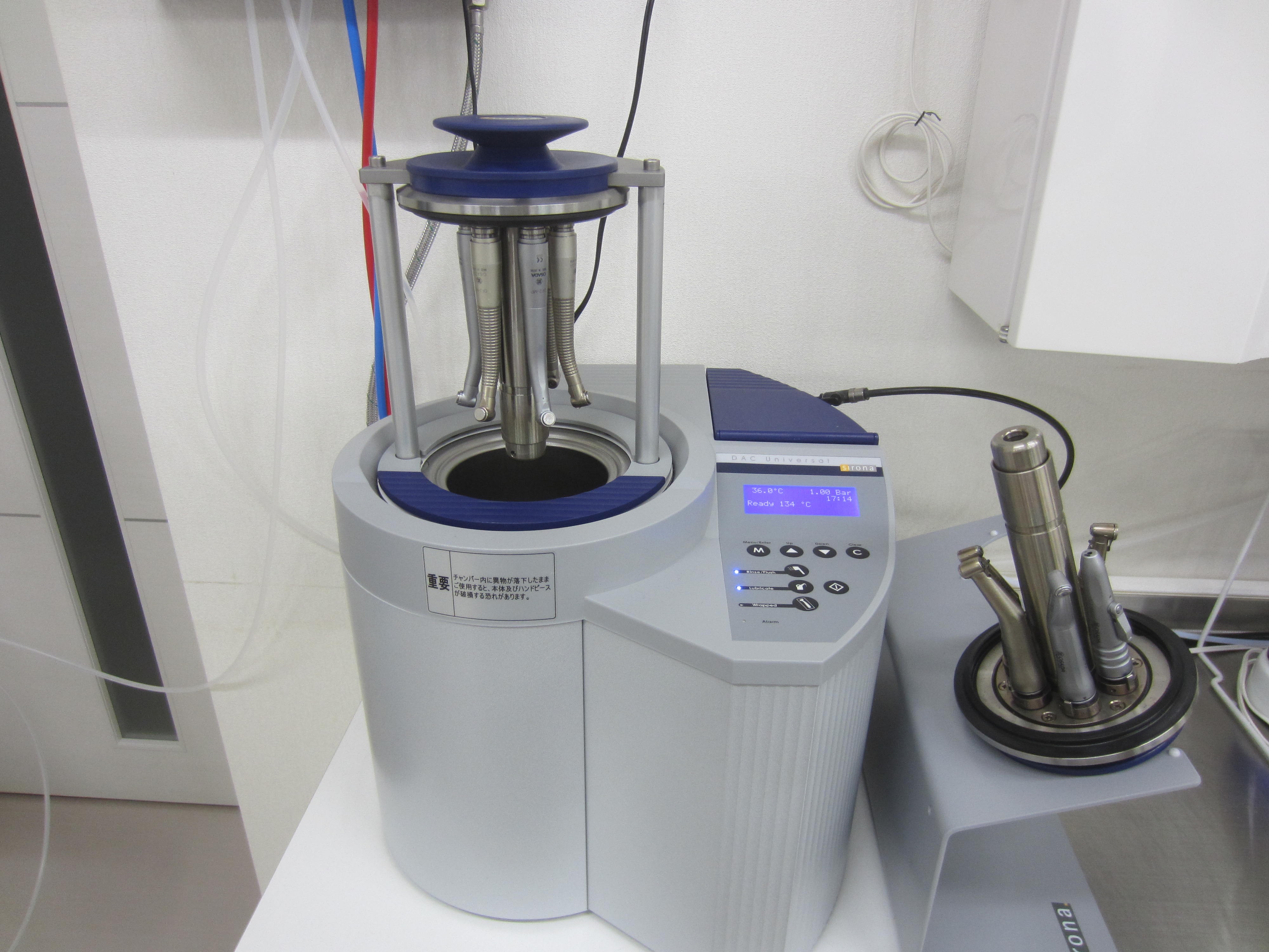 お口の中に入る回転器具の洗浄を行う機器です