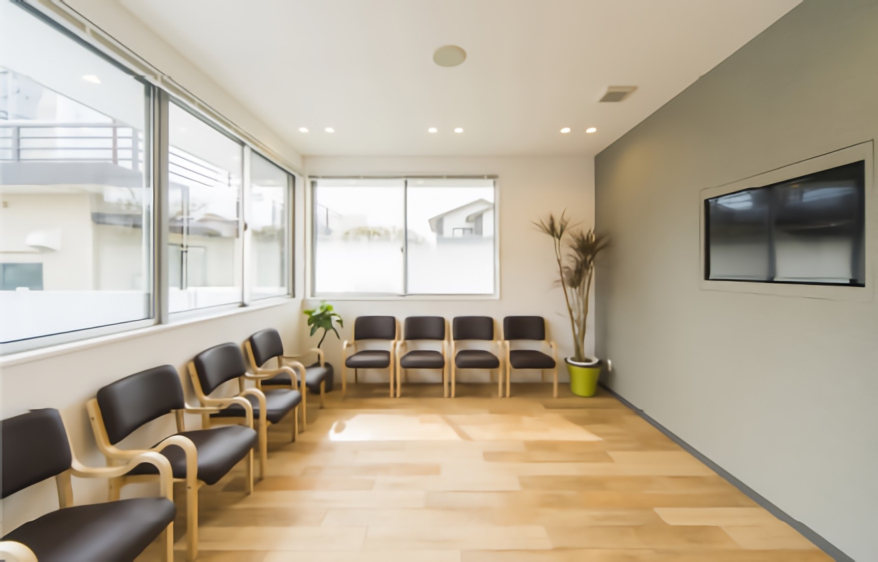 ①外観②受付③待合室