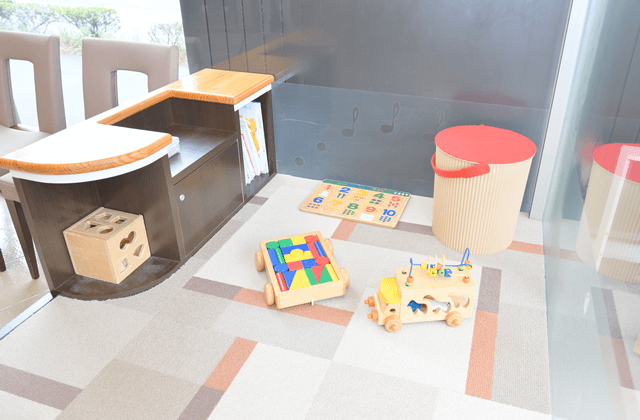 待合室から目の届くキッズコーナーがあり、お子様連れの方はご利用いただけます。