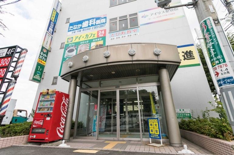 ①医院外観②医院入口③エレベーター
